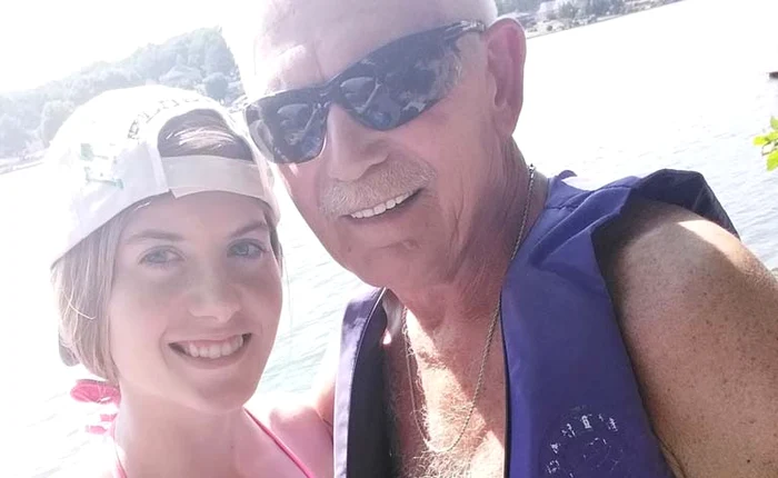 
    Samantha Simpson, 19 ani, şi JR, 62 de ani, vor să devină părinţi  