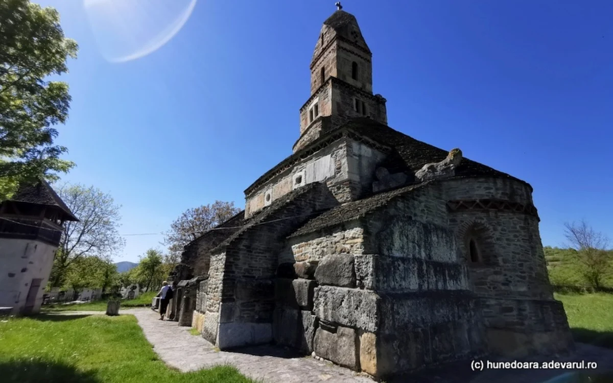 Biserica medievală Densuş. Foto: Daniel Guţă. ADEVĂRUL.