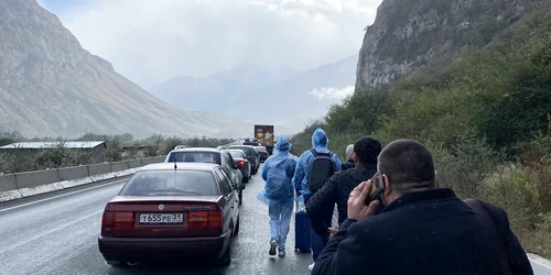 Masini cu rusi care fug de inrolare asteaptă să intre în Georgia FOTO Profimedia