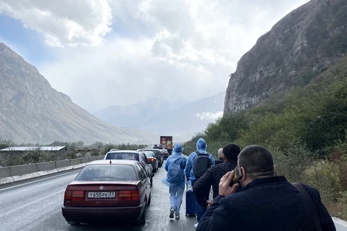  Mașini cu ruși care fug de înrolare așteaptă să intre în Georgia FOTO Profimedia