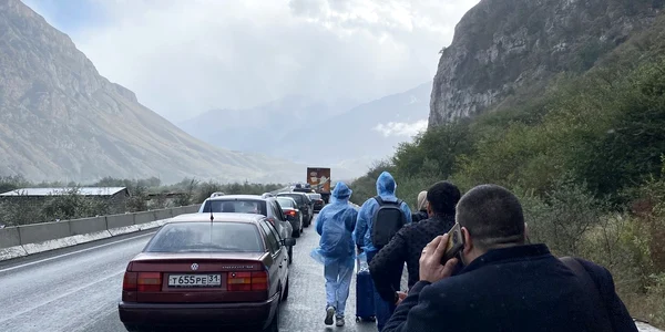 Masini cu rusi care fug de inrolare asteaptă să intre în Georgia FOTO Profimedia