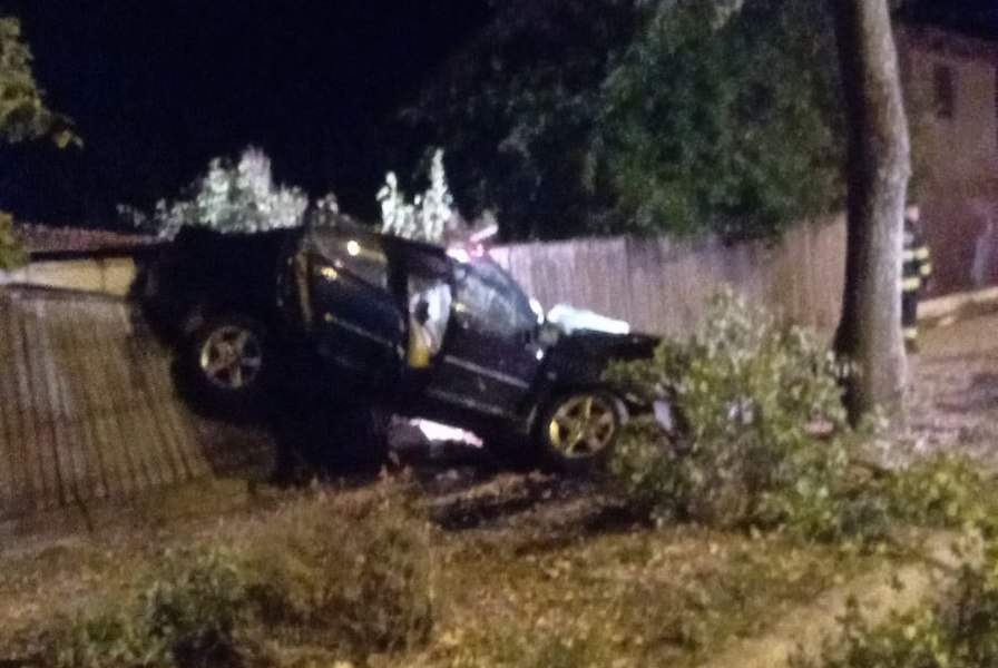 Tânăr de 29 de ani mort într-un accident teribil: mașina pe care o conduce a lovit un copac, apoi a fost proiectată într-un gard