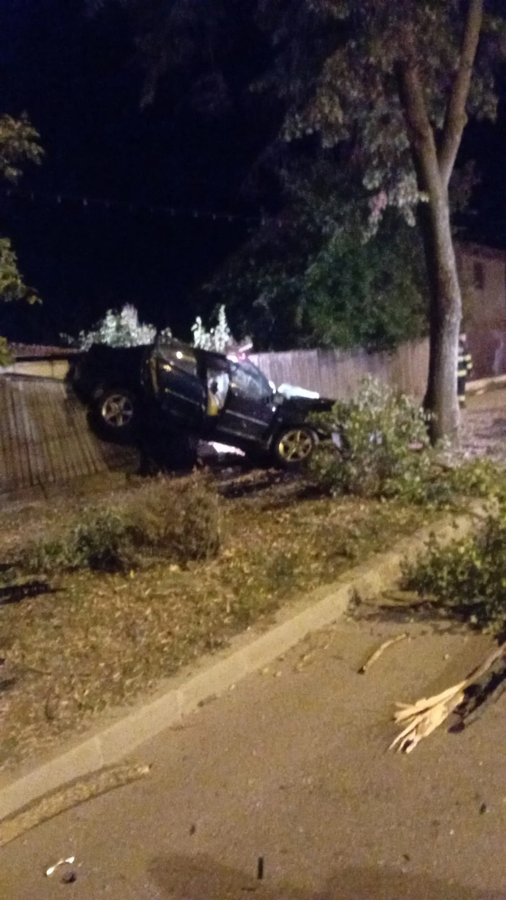 Tânăr de 29 de ani mort într-un accident teribil: mașina pe care o conduce a lovit un copac, apoi a fost proiectată într-un gard