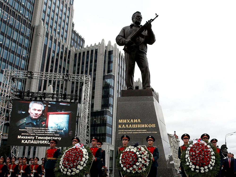 O statuie a lui Kalașnikov, înfățișându-l pe inventator mânuind una dintre puștile, la Moscova