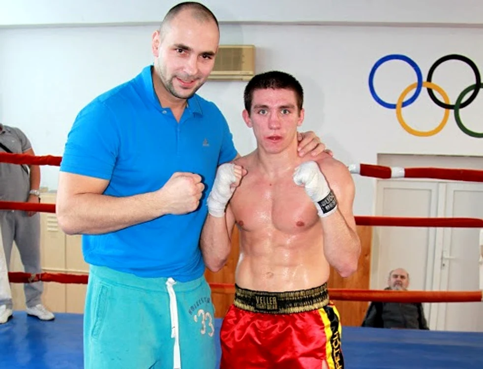 
    Ciprian Sora alături de unul dintre elevii săi la cursurile de kickboxing (foto: cipriansora.ro)  