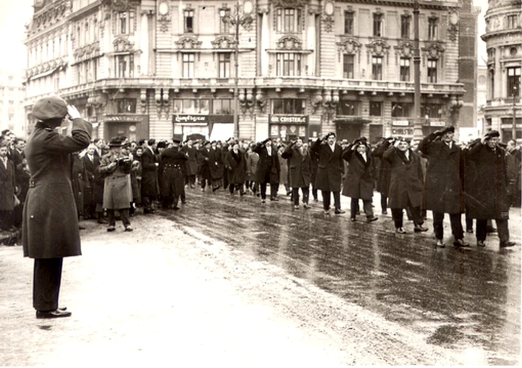 Carol al II lea la o defilare în fața Palatului FOTO wikipedia