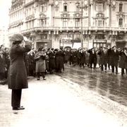 Regele Carol al II-lea la o defilare în Piața Palatului, în 1930. Fotografie de Iosif Berman (© Wikimedia Commons)