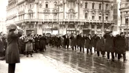 Regele Carol al II-lea la o defilare în Piața Palatului, în 1930. Fotografie de Iosif Berman (© Wikimedia Commons)
