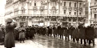 Regele Carol al II-lea la o defilare în Piața Palatului, în 1930. Fotografie de Iosif Berman (© Wikimedia Commons)