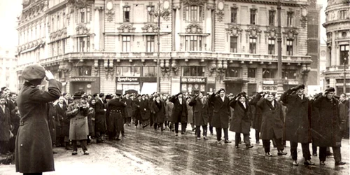 Regele Carol al II-lea la o defilare în Piața Palatului, în 1930. Fotografie de Iosif Berman (© Wikimedia Commons)