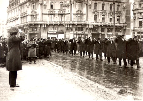 Regele Carol al II-lea la o defilare în Piața Palatului, în 1930. Fotografie de Iosif Berman (© Wikimedia Commons)