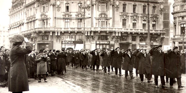 Regele Carol al II-lea la o defilare în Piața Palatului, în 1930. Fotografie de Iosif Berman (© Wikimedia Commons)