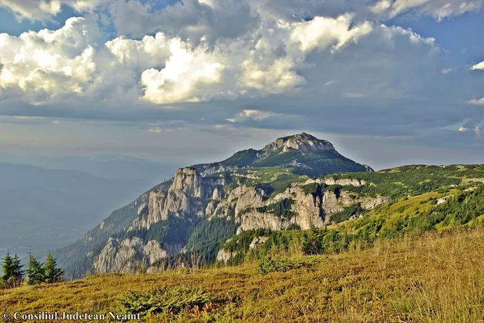 Masivul Ceahlău, cu vârful Toaca în fundal FOTO ViziteazaNeamt.ro