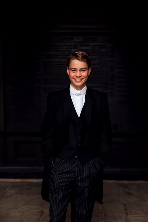 Prințul George, îmbrăcat în uniforma specifică Eton College
