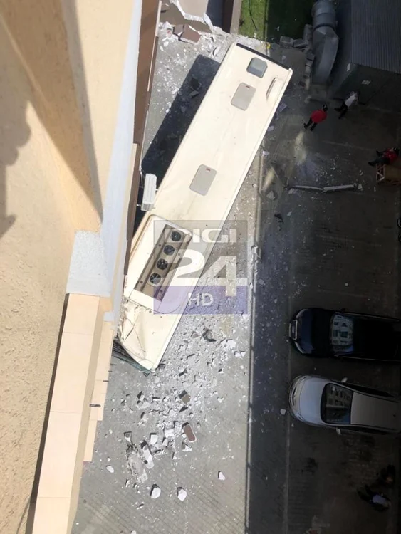 Autobuzul a intrat într-un bloc