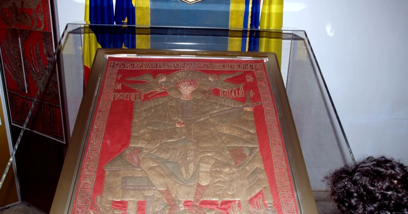 Stindardul religios a fost admirat din prima zi (foto Alex Policală)