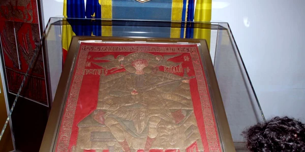 Stindardul religios a fost admirat din prima zi (foto Alex Policală)