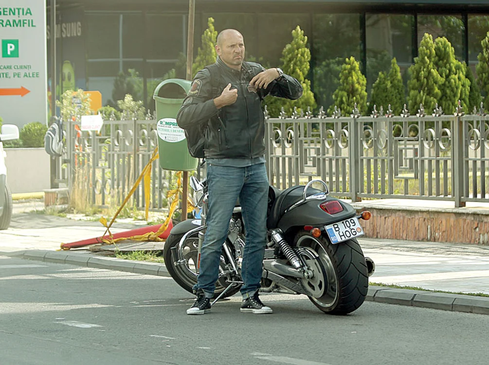 Bogdan și-a dat casca de protecție jos de pe cap și a căutat câteva clipe în buzunare telefonul mobil