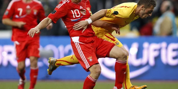 Daniel Georgievski (dreapta), în luptă cu Arşavin * Foto: Reuters