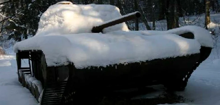 Militarii au scos tancul din unitate pentru a transporta gravidele la spital.