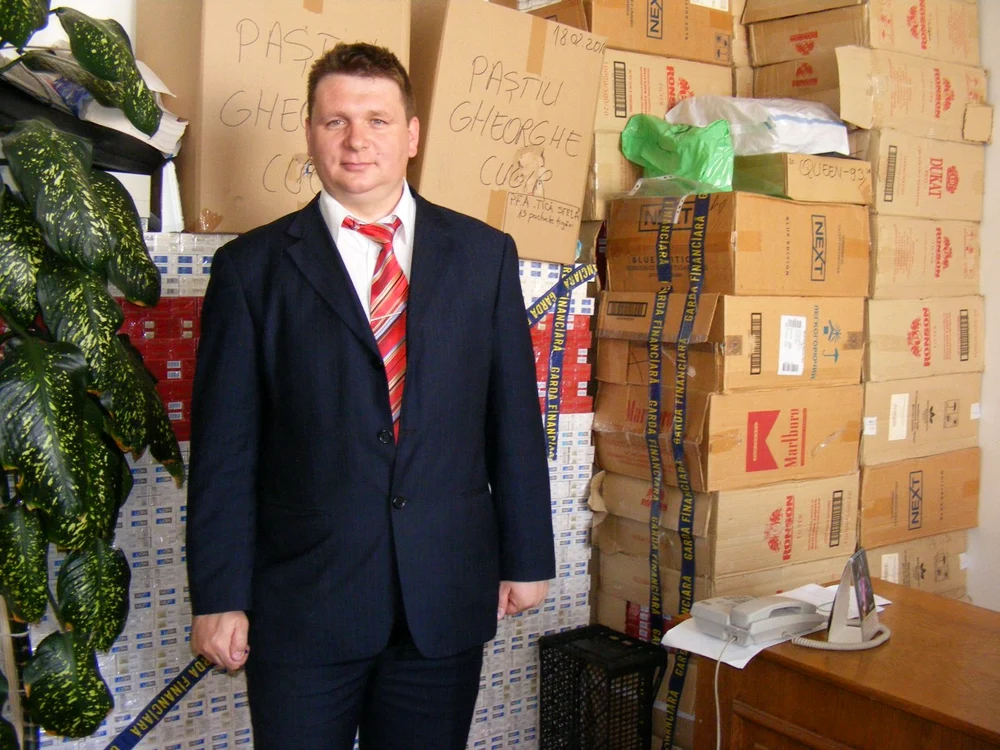 Dorin Nistor prezintă ţigările aflate în custodia Gărzii Financiare Alba