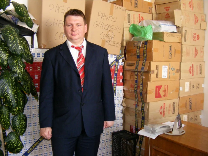 Dorin Nistor prezintă ţigările aflate în custodia Gărzii Financiare Alba