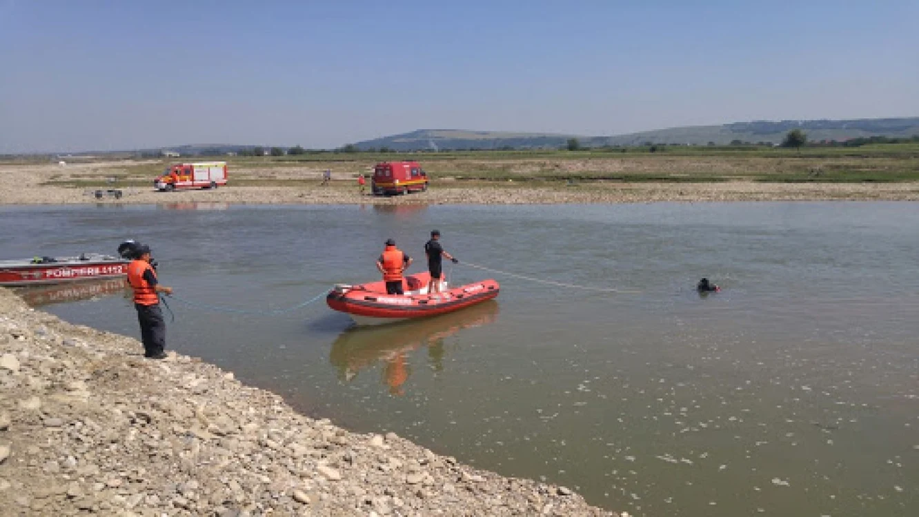 Cercetările pe Siret continuă, sperându-se că vor fi descoperite şi alte părţi din cadavru. FOTO: ISU Neamţ