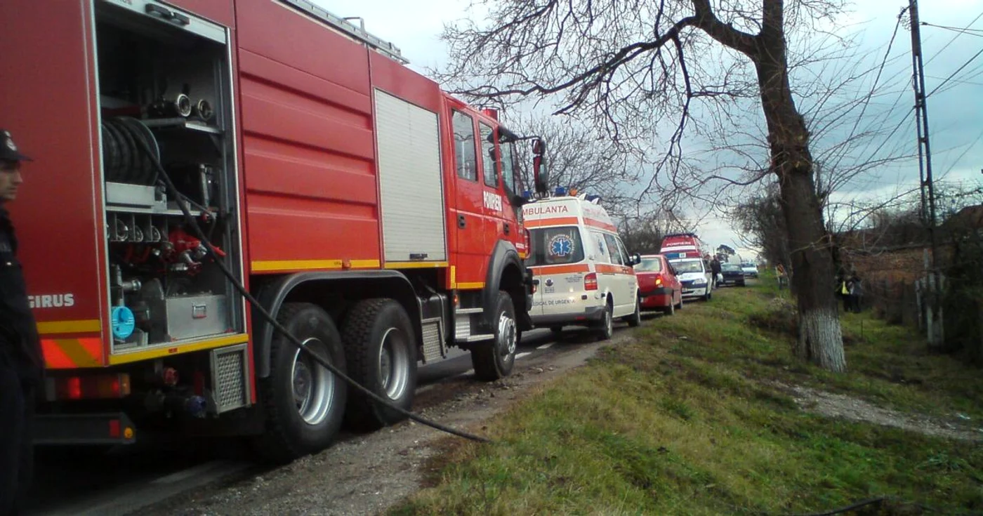 Pompierii şi medicii de pe Ambulanţă nu au mai putut face nimic pentru a-i salva viaţa bărbatului
