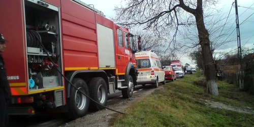 Pompierii şi medicii de pe Ambulanţă nu au mai putut face nimic pentru a-i salva viaţa bărbatului