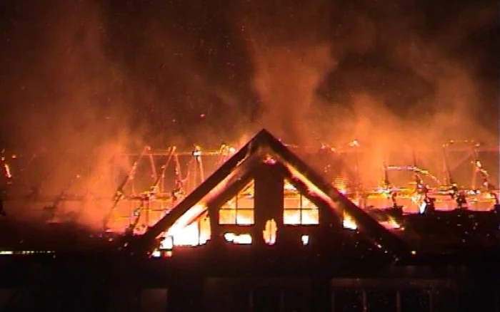 Incendiul a mistuit acoperişul şi o parte din încăperi