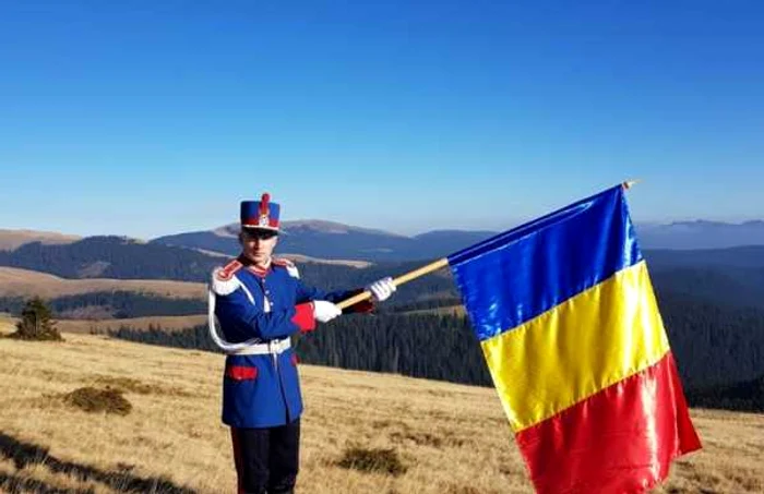 George Tacăle - jandarmul vâlcean care a interpretat la pian la 1700 m altitudine în Munţii Căpăţânii - Imnul României pentru 1 Decembrie 2020 Foto Adevărul - credit Laura Tacăle