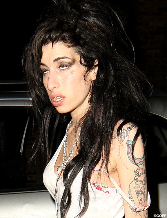 
    Amy Winehouse, ruptă de beată  