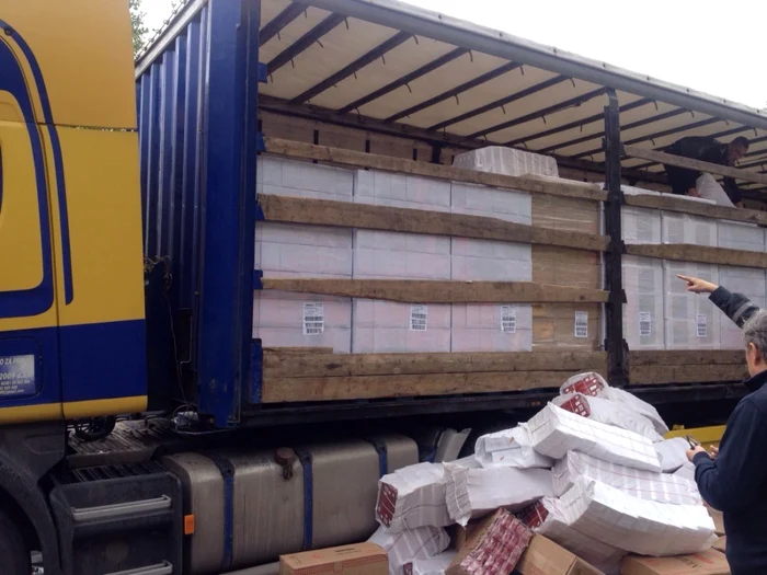 Autocamionul burduşit cu ţigări de contrabandă FOTO STPF Mehedinţi