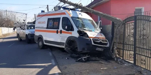 accidnet cu ambulanta FOTO IPJ mehedinti 