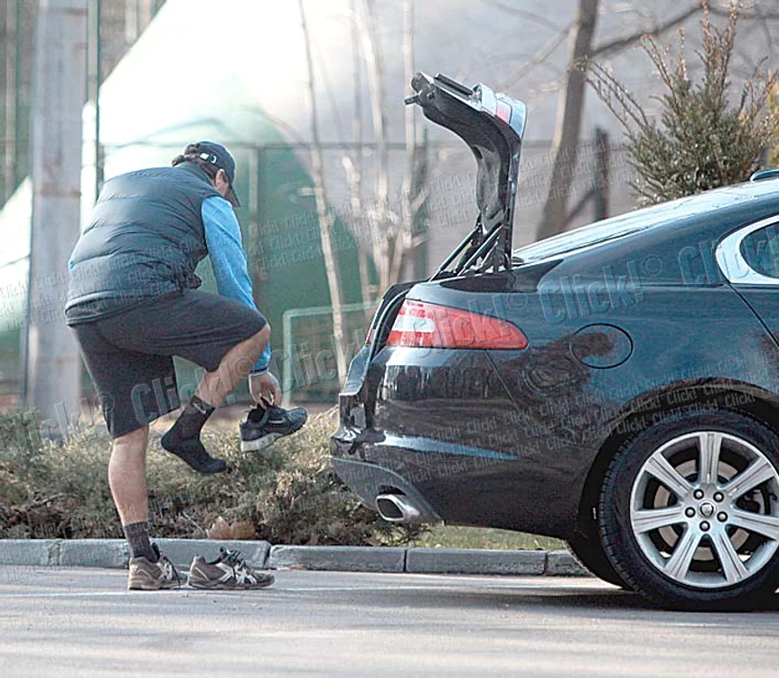 
    Panduru se descalţă  în mijlocul drumului,  după care îşi pune adidaşii  de fotbal în portbagaj (Fotografii: brigada diverse)  