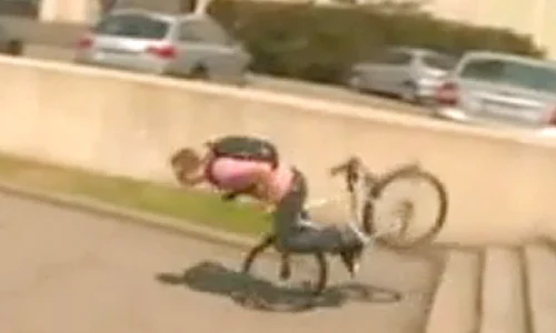 2009   Şi a rupt o coastă în timp ce făcea giumbuşlucuri cu bicicleta jpeg