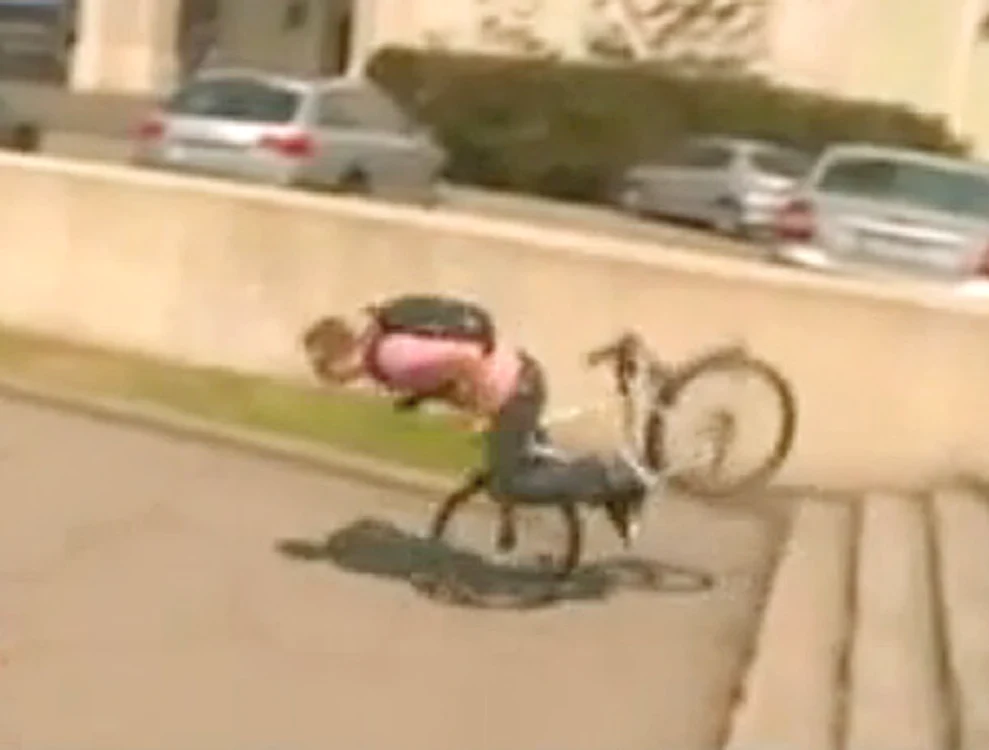 2009 - Şi-a rupt o coastă în timp ce făcea giumbuşlucuri cu bicicleta