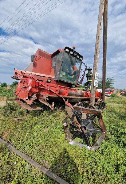 Accident feroviar în vest: a intrat cu utilajul agricol în tren FOTO