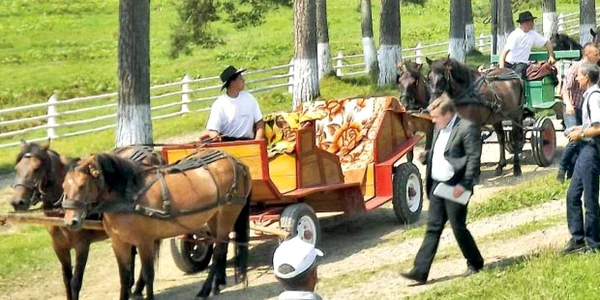 Huţulii din nordul Bucovinei îi vor învăţa pe musafiri cioplitul în os, cântecul la bucium şi-i vor plimba călare  