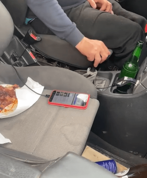Petrecere cu friptură și bere la volan. Ce surpriză au avut polițiștii care l-au oprit pe șoferul haotic VIDEO