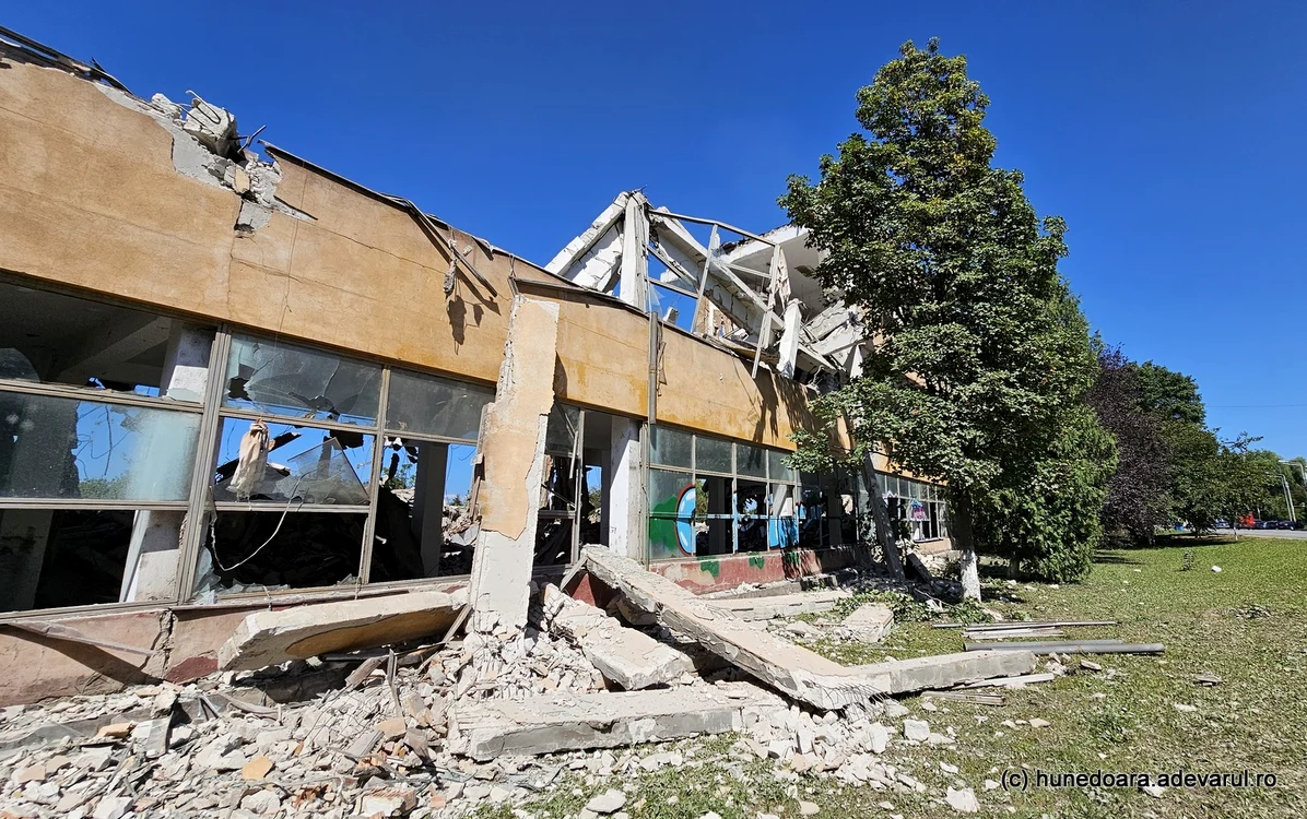 Fosta fabrică de tricotaje este demolată. Foto: Daniel Guță.