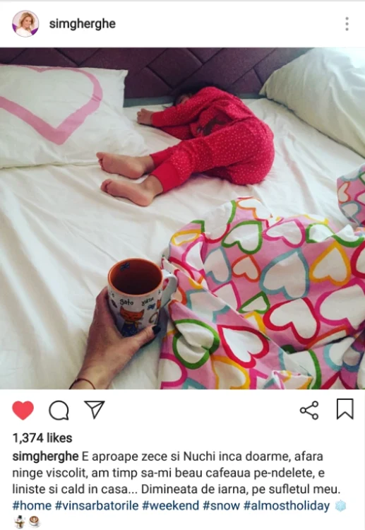 Simona Gherghe savurează cafeaua în liniște, în timp ce fiica sa doarme 