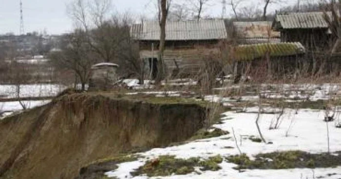 Familiile, care locuiesc în apropiere, riscă să fie evacuate din cauza alunecărilor de teren