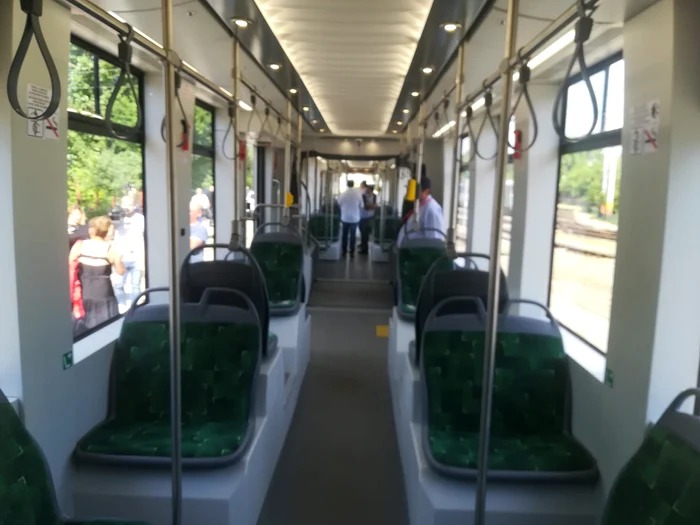 Tramvaiul are 322 de locuri dintre care 56 pe scaune
