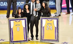 În 2017, alături de familie, la retragerea tricourilor de la Lakers jpeg