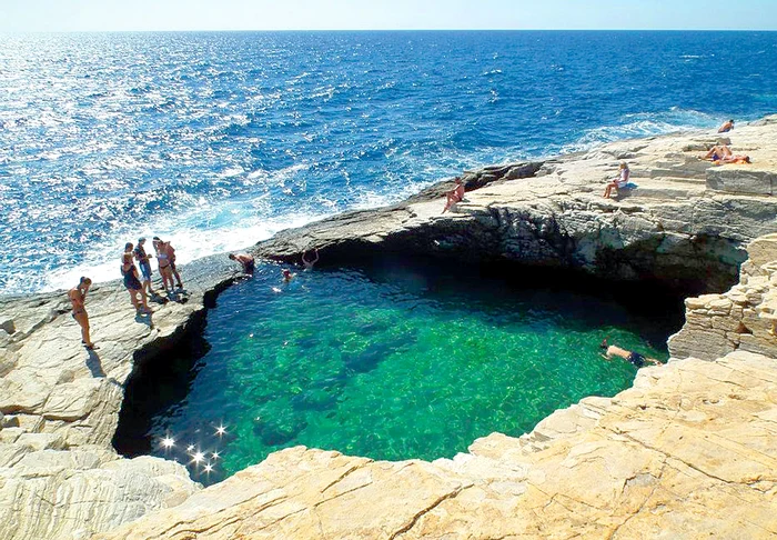 La Giola, “Piscina  Sirenelor”. Se intră în  apă prin săritură şi  fiecare iese cum poate