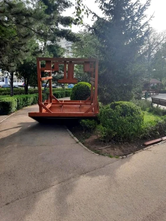 
    Coșuri de gunoi distrusefoto: Primăria Ploiești  