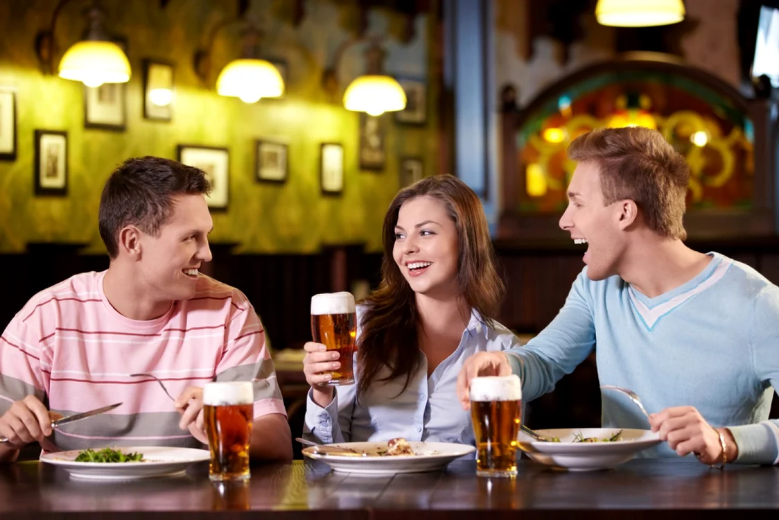 oameni restaurant foto shutterstock