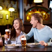 oameni restaurant foto shutterstock