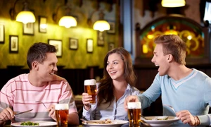 oameni restaurant foto shutterstock